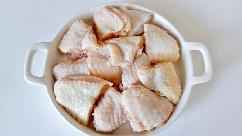 土豆炖 鸡翅,鸡翅冷水浸泡出杂质，对半剪开。