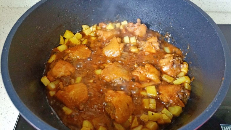 土豆炖 鸡翅,最后加入煎好的土豆丁炖煮五分钟。
