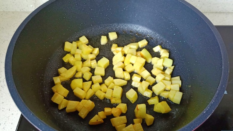 土豆炖 鸡翅,煎到土豆丁四面微黄盛盘。