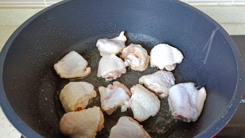 土豆炖 鸡翅,热锅凉油，把鸡翅一个个码到锅里，开中火煎。