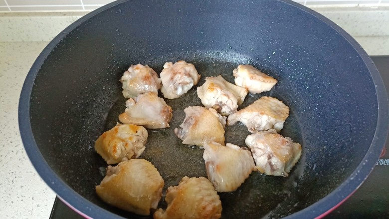 土豆炖 鸡翅,煎到两面金黄捞出。