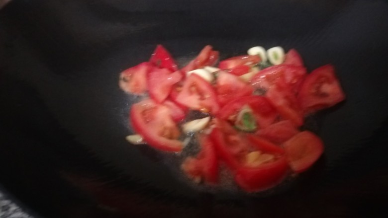 西红柿炒豆腐,倒入西红柿炒均匀。