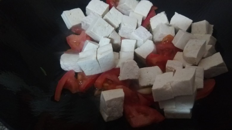 西红柿炒豆腐,倒入焯好的豆腐。