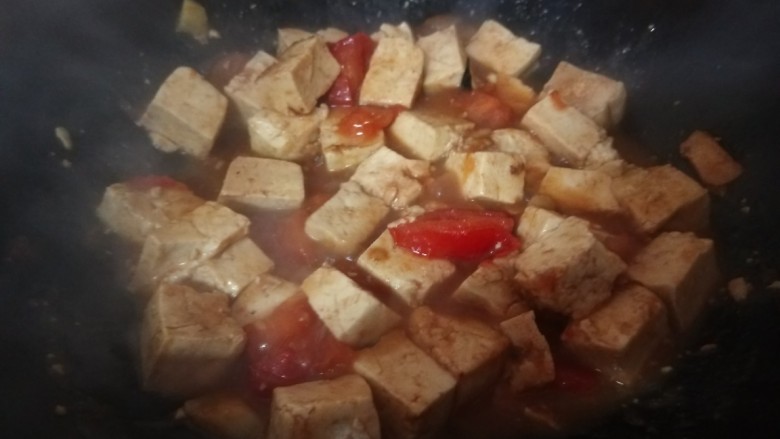 西红柿炒豆腐,加入适量盐，鸡精炒均匀即可。