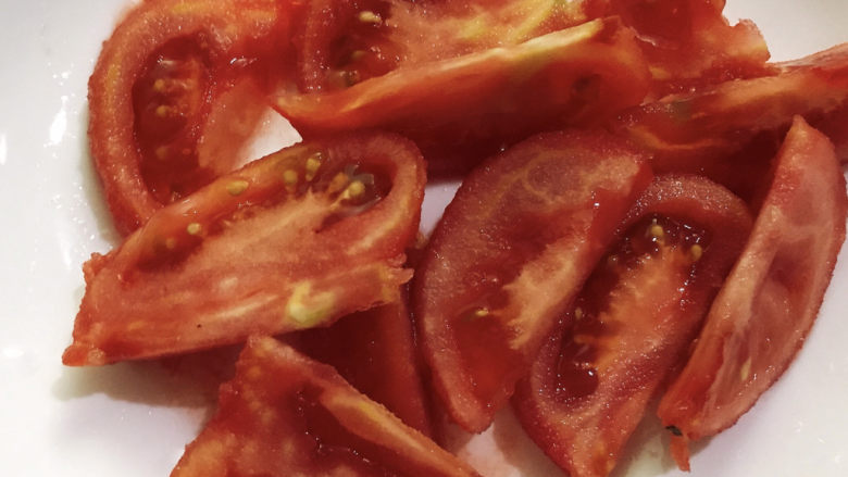西红柿炒茄子,去皮，切成厚片备用
