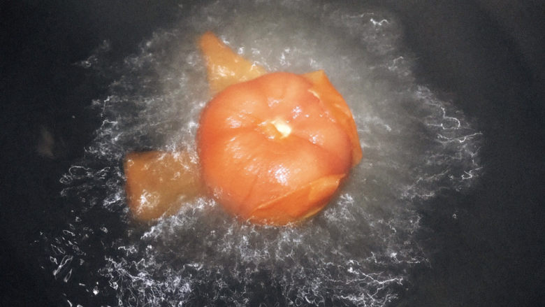 西红柿炒茄子,放入开水中烫一分钟左右