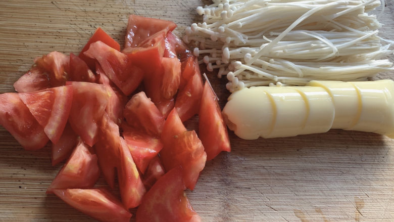 番茄肥牛,番茄和金针菇都要洗净，番茄切大块