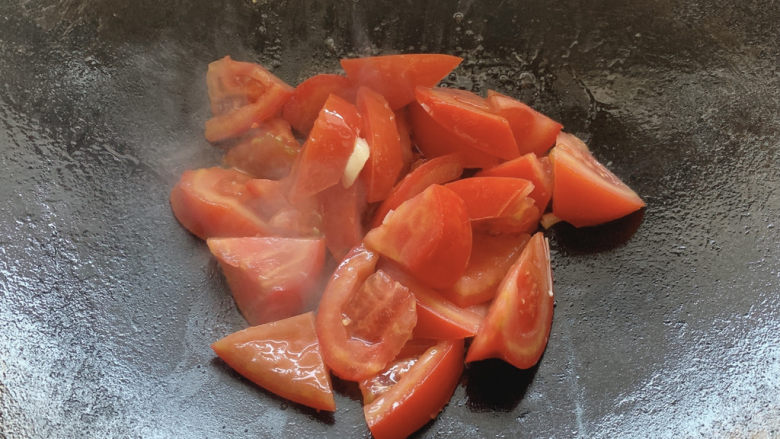 番茄肥牛,加入番茄翻炒出香味。
