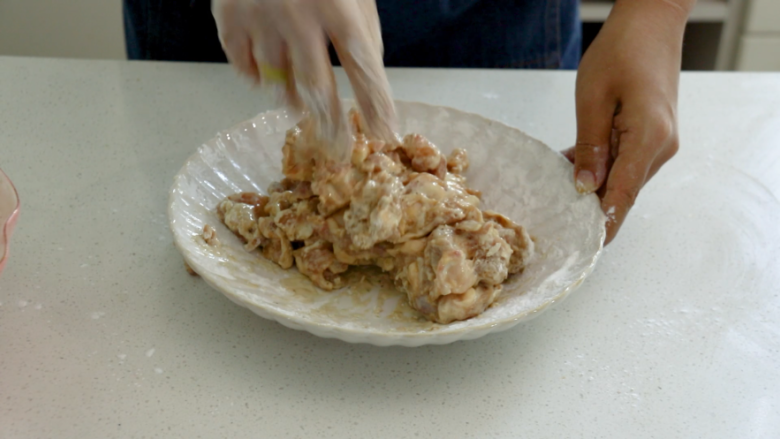 孜然味鸡脆骨,找一个干净的盘子，倒入适量的红薯淀粉，让每个脆骨都均匀的裹上淀粉