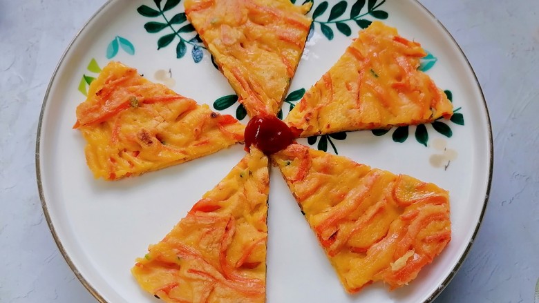 胡萝卜鸡蛋饼,切块装盘，吃的时候配上番茄酱特别美味。