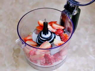 草莓奶冻,草莓与牛奶倒入料理机中。
