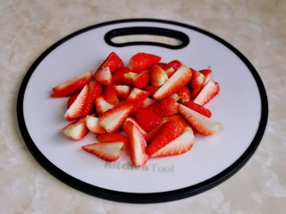 草莓奶冻,草莓洗净切小块。