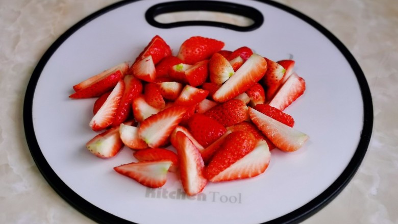 草莓奶冻,<a style='color:red;display:inline-block;' href='/shicai/ 592'>草莓</a>洗净切小块。