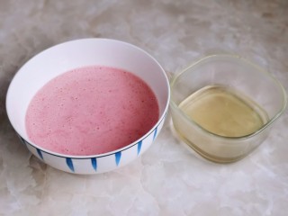 草莓奶冻,吉利丁片隔水融化，倒入奶昔中搅拌均匀。