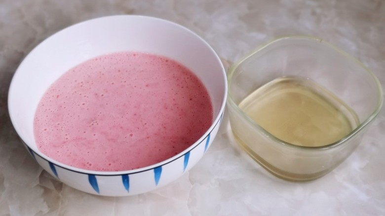 草莓奶冻,吉利丁片隔水融化，倒入奶昔中搅拌均匀。