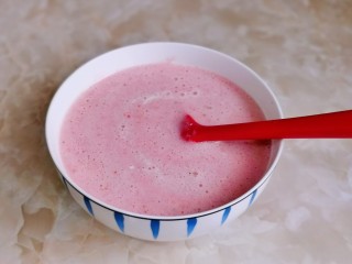 草莓奶冻,奶昔与酸奶混合搅拌均匀。