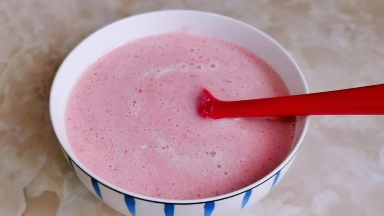 草莓奶冻,奶昔与酸奶混合搅拌均匀。