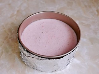 草莓奶冻,倒入饼干碎模具中，包上一张锡纸，盖上盖子入冰箱冷藏4-5小时。
