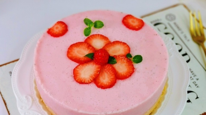 草莓奶冻,简单零失败，好吃又好看。