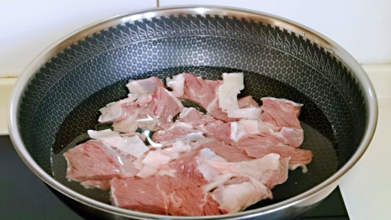 羊肉烩面,泡好的羊肉焯水，冷水入锅，大火烧开，煮3分钟。