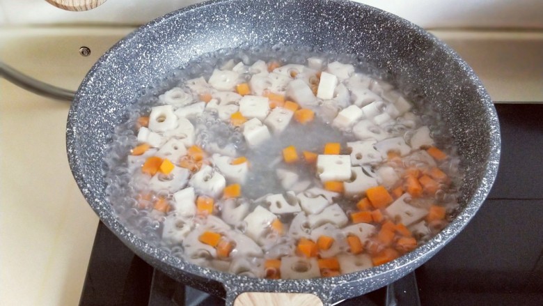 什锦藕丁,加入胡萝卜丁煮1分钟，捞出淋干水分。