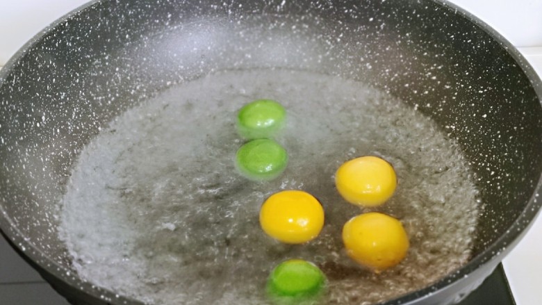 南瓜汤圆,可以煮汤圆啦，吃几个煮几个，锅中加入水烧开，下包好的汤圆，中小火煮，汤圆漂在水面上就是熟了。