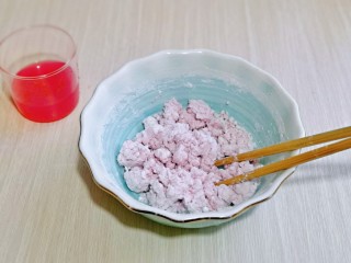 水果汤圆,将果汁分次加入糯米粉中，用筷子搅拌成絮状，再揉成面团，盖上盖子醒5分钟。