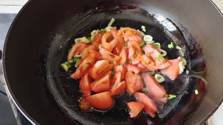 西红柿炒土豆片,加入西红柿快中小火翻炒至出汁