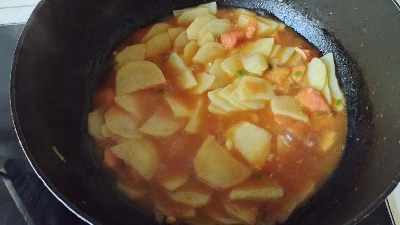 西红柿炒土豆片,加入少量清水，盖上锅盖，3分钟即可