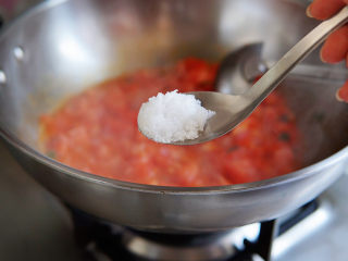 西红柿疙瘩汤,加入白糖提鲜增香