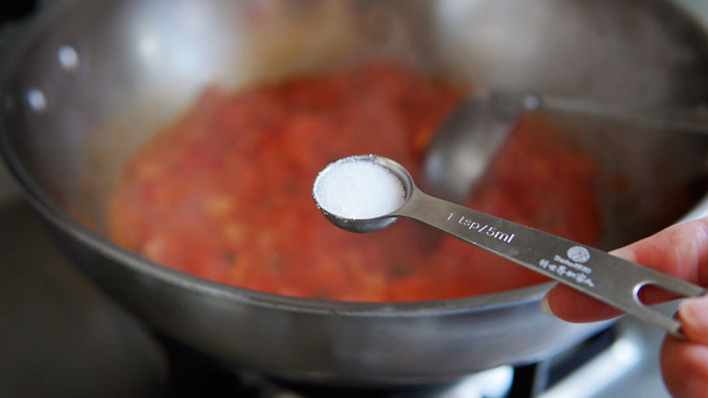西红柿疙瘩汤,加盐调味