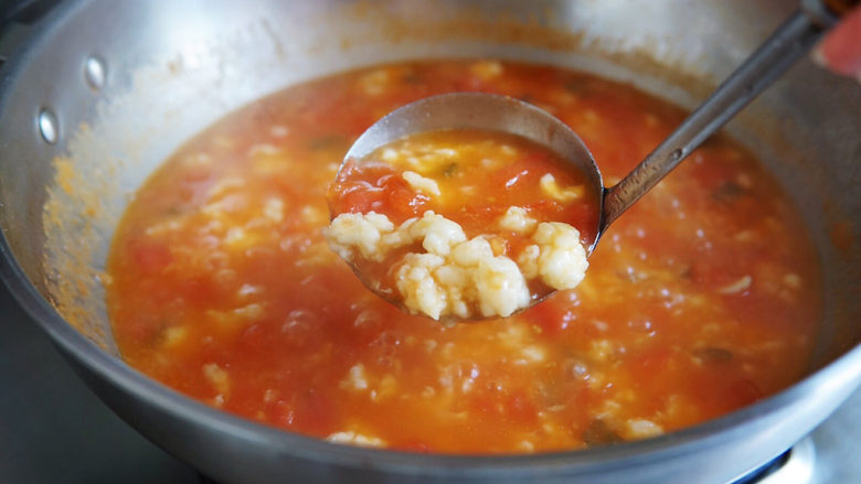 西红柿疙瘩汤,煮至面疙瘩浮上来就OK了