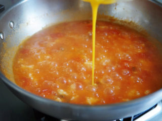 西红柿疙瘩汤,鸡蛋打散，转圈均匀的淋入锅中
