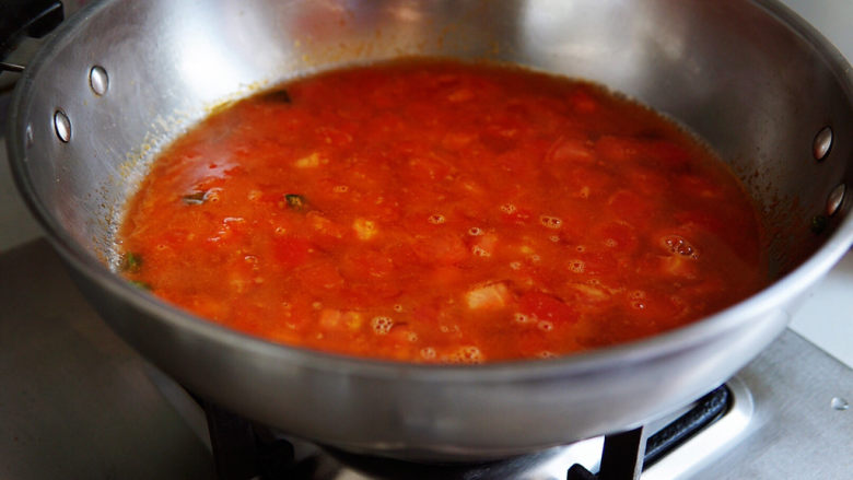 西红柿疙瘩汤,加入适量的水，中大火煮开