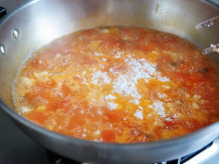 西红柿疙瘩汤,并用筷子搅拌打散面团