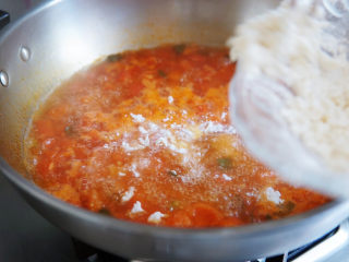 西红柿疙瘩汤,番茄汤煮开后，分次下入面疙瘩