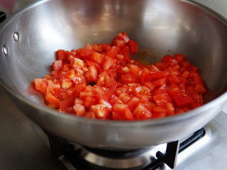 西红柿疙瘩汤,放入番茄丁入锅煸炒，炒至番茄丁出汤汁