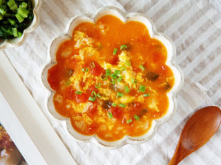 西红柿疙瘩汤,番茄香浓，鲜甜可口的面疙瘩，喝一碗都不够，会上瘾的哦！