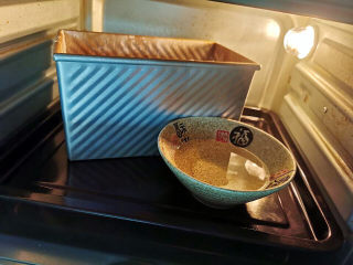 多谷物吐司,天冷放入烤箱发酵，要放一碗温水，大约40分钟