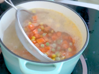 翠竹报春,玉米冲洗干净剥玉米粒，烧水给玉米粒和豌豆粒焯水，煮个2分钟，再放入胡萝卜丁焯水煮30秒。