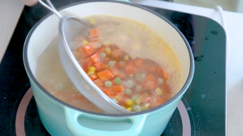 翠竹报春,玉米冲洗干净剥玉米粒，烧水给玉米粒和豌豆粒焯水，煮个2分钟，再放入胡萝卜丁焯水煮30秒。