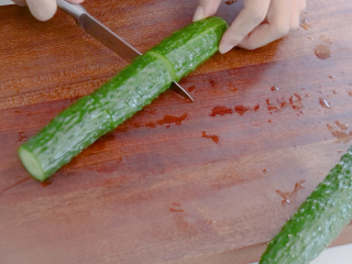 翠竹报春,黄瓜用盐搓洗表面，切成长段均匀的粗段，一根黄瓜大概可以切8段