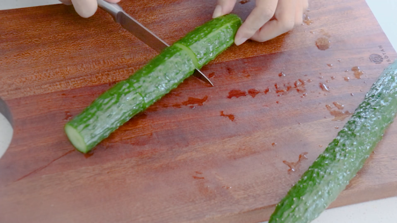 翠竹报春,黄瓜用盐搓洗表面，切成长段均匀的粗段，一根黄瓜大概可以切8段