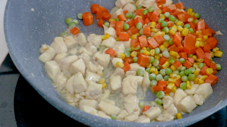 翠竹报春,加入焯水后的玉米粒、豌豆粒、胡萝卜粒翻炒出香味，撒一点盐