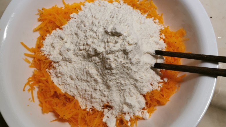 胡萝卜鸡蛋饼,放入面粉并添加适量清水拌匀。