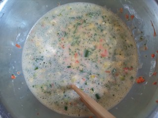 胡萝卜鸡蛋饼,加入适量的水，搅拌均匀备用