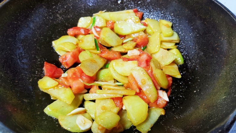 西红柿炒土豆片,翻炒均匀即可食用