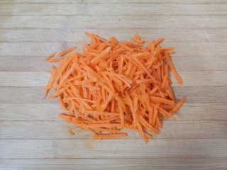 胡萝卜鸡蛋饼,用擦丝器擦成细丝。