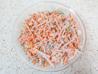 胡萝卜鸡蛋饼,搅拌至每一个菜丝上都沾满面粉。
