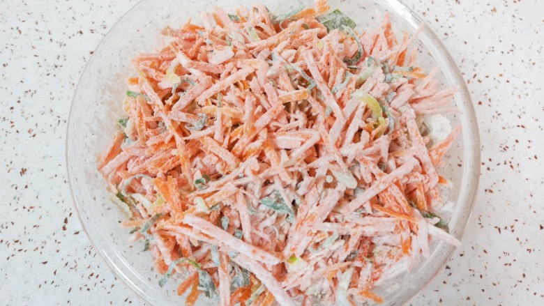 胡萝卜鸡蛋饼,搅拌至每一个菜丝上都沾满面粉。